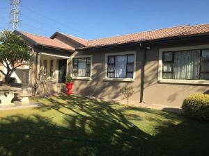 プレトリアにあるTG Villa Menlynの庭に赤火栓家