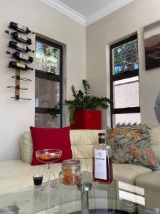プレトリアにあるTG Villa Menlynのリビングルーム(ワイン1本付)