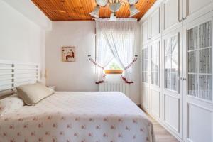 a bedroom with a bed and a window at Casa Los Mozos, a 9 kilómetros de Santander y a 6 de Cabárceno in El Astillero