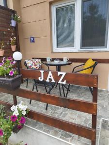 バイナ・バシュタにあるJaz Apartmanのパティオ(テーブル付)にベンチが備わります。