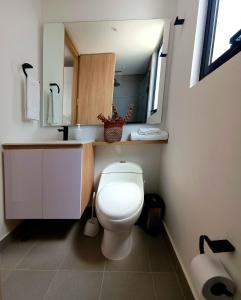 ボゴタにあるAH/ Panorámico Piso11, Balcón, Parking, Bgta Norteのトイレ、洗面台、鏡のあるバスルーム +32枚の写真