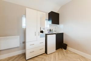 Kuchyň nebo kuchyňský kout v ubytování West Drayton Self Contained Studios