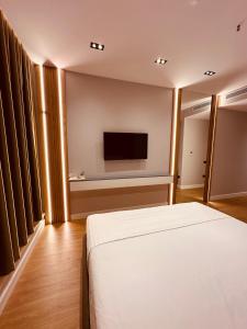 TV a/nebo společenská místnost v ubytování Azul Rooms Tirana