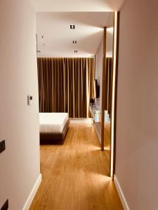 Postel nebo postele na pokoji v ubytování Azul Rooms Tirana