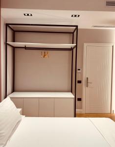 Postel nebo postele na pokoji v ubytování Azul Rooms Tirana