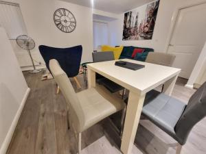 Ruang duduk di Garland Modern Apartment, Dartford 1 with Parking +48 gambar
