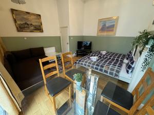 Televiisor ja/või meelelahutuskeskus majutusasutuses Central and affordable flat for 6 people in Zone 1 - Baker Street - with Breakfast included