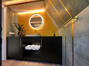 un bagno con lavandino e specchio di Roo Resort a Suurupi