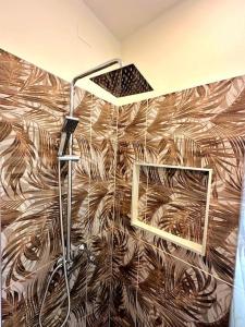 une salle de bain avec un mur marron avec une douche dans l'établissement Casa Chanel, à Vicence 18 autres photos