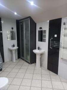 a bathroom with two sinks and a shower at "Ukryty w tujach" dom na wyłączność 6-14 osób in Międzyrzec Podlaski +39 photos