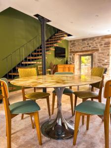 a dining room with a table and chairs at La Bohème, Maison de bourg in Chaudes-Aigues