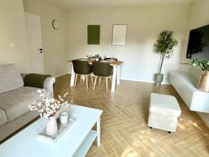 a living room with a couch and a table at Ihr Urlaubs-Zuhause in Bad Rothenfelde