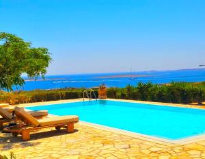 Bazén v ubytovaní Paros Afrodite Luxury Villas alebo v jeho blízkosti