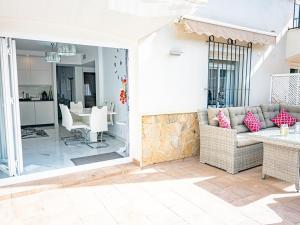 Posezení v ubytování Two Bedroom Bellaluz Apartment With Large Patio