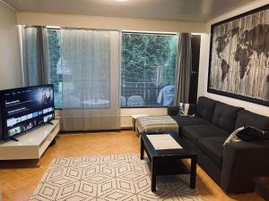 a living room with a couch and a flat screen tv at Arantilan rivitalokaksio in Nakkila