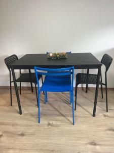 a black table with two chairs and a blue chair sidx sidx sidx sidx at Laubach Apartments in Laubach +8 photos