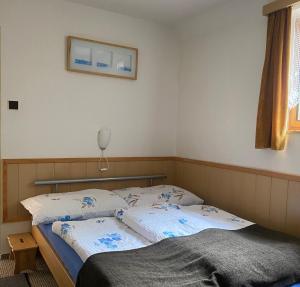 two twin beds in a bedroom with a picture on the wall at Samostatný apartmán se zahradou in Bedřichov