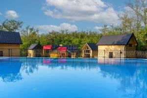 Espacio Resort - Pool & Spa内部或周边的泳池