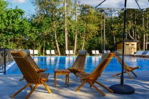 Espacio Resort - Pool & Spa内部或周边的泳池
