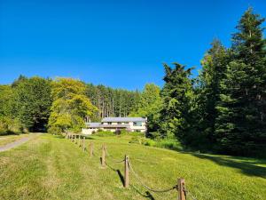una casa in mezzo a un campo con una recinzione di Crescent Beach Retreat- Cozy 4br House a Port Angeles