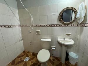 ein Badezimmer mit Toilette und Waschbecken in der Unterkunft Habitación en el centro asunción solo efectivo guaranies in Asunción