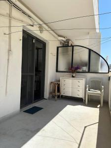 TV a/nebo společenská místnost v ubytování Cozy Room in Gzira - Close to Beachfront