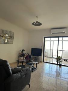 TV a/nebo společenská místnost v ubytování Cozy Room in Gzira - Close to Beachfront