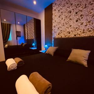 Postel nebo postele na pokoji v ubytování Azure Gold Apartment