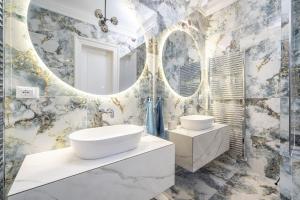 Un baño con dos lavabos y un espejo. en Garibaldi Luxury Apartment, en Trieste 37 fotos más