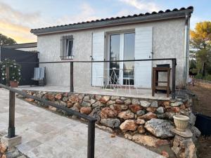a house with a rock wall in front of it at Chez Katty in Régusse