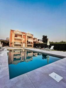 Bazén v ubytovaní Ostria Seaside Apartments alebo v jeho blízkosti