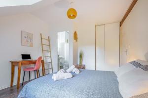 Postel nebo postele na pokoji v ubytování La Briquèterie - idéal familles & pros - parking + 14 fotografií