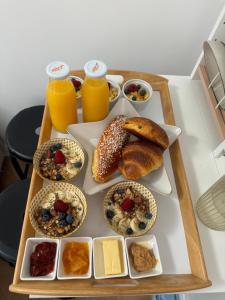 un plateau de petits-déjeuners et de boissons sur une table dans l'établissement La Halte des Arènes de Nimes - Appartement Minimaliste - Ecusson Nimes, à Nîmes