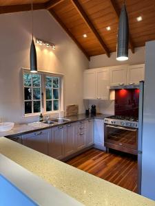 Η κουζίνα ή μικρή κουζίνα στο Sabbaticus 3 Bed Waiheke Escape