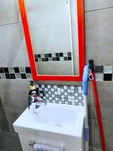 Ένα μπάνιο στο Le Mini Nook - Métro 9 Robespierre Porte de Paris