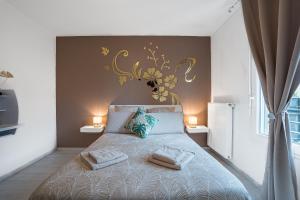 a bedroom with a bed with two pillows on it at Spacieux - 4 pers' - Balcon - 2 lits - Parking in Woippy