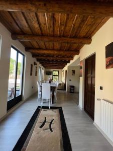a living room with a wooden ceiling and a table and chairs at Rich House in Sovata