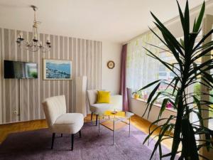 TV a/nebo společenská místnost v ubytování Moderne FeWo Julia im Fichtelgebirge, Nähe Bayreuth