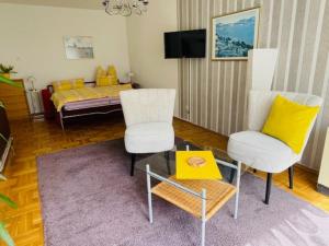 TV a/nebo společenská místnost v ubytování Moderne FeWo Julia im Fichtelgebirge, Nähe Bayreuth + 4 fotografie