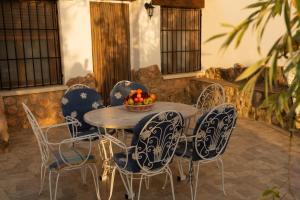a table and chairs with a bowl of fruit on it at Hermosa Vista in Pozo Alcón