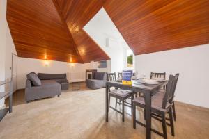 サンタ・マルゲリータ・リグレにあるCasaViva - Elegant Retreat in Santa Margherita Lのテーブルと椅子とソファのあるリビングルーム +12枚の写真