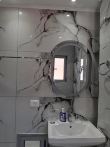 a bathroom with a sink and a mirror at La casa de Alex in Sarandë