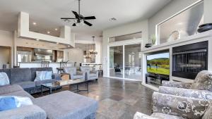 Et opholdsområde på Custom Home 2 ACRES True Indoor-Outdoor Living