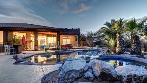 Swimmingpoolen hos eller tæt på Custom Home 2 ACRES True Indoor-Outdoor Living