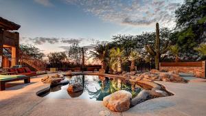 Swimmingpoolen hos eller tæt på Custom Home 2 ACRES True Indoor-Outdoor Living