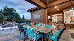 En terrasse eller udendørsområde på Custom Home 2 ACRES True Indoor-Outdoor Living