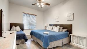 En eller flere senge i et værelse på Custom Home 2 ACRES True Indoor-Outdoor Living + 71 billeder