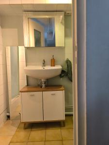 a bathroom with a sink and a mirror at Welcome home F2 in Stains