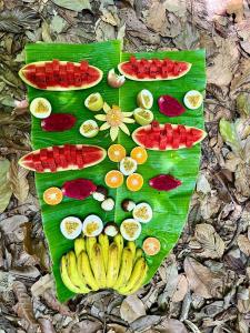 een tros fruit op een groen bananenblad bij Bukit Lawang in Bukit Lawang