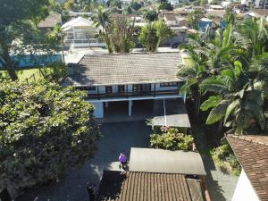 an overhead view of a house with a person standing in a yard at Araújo Residence - Lar Doce Lar in Joinville